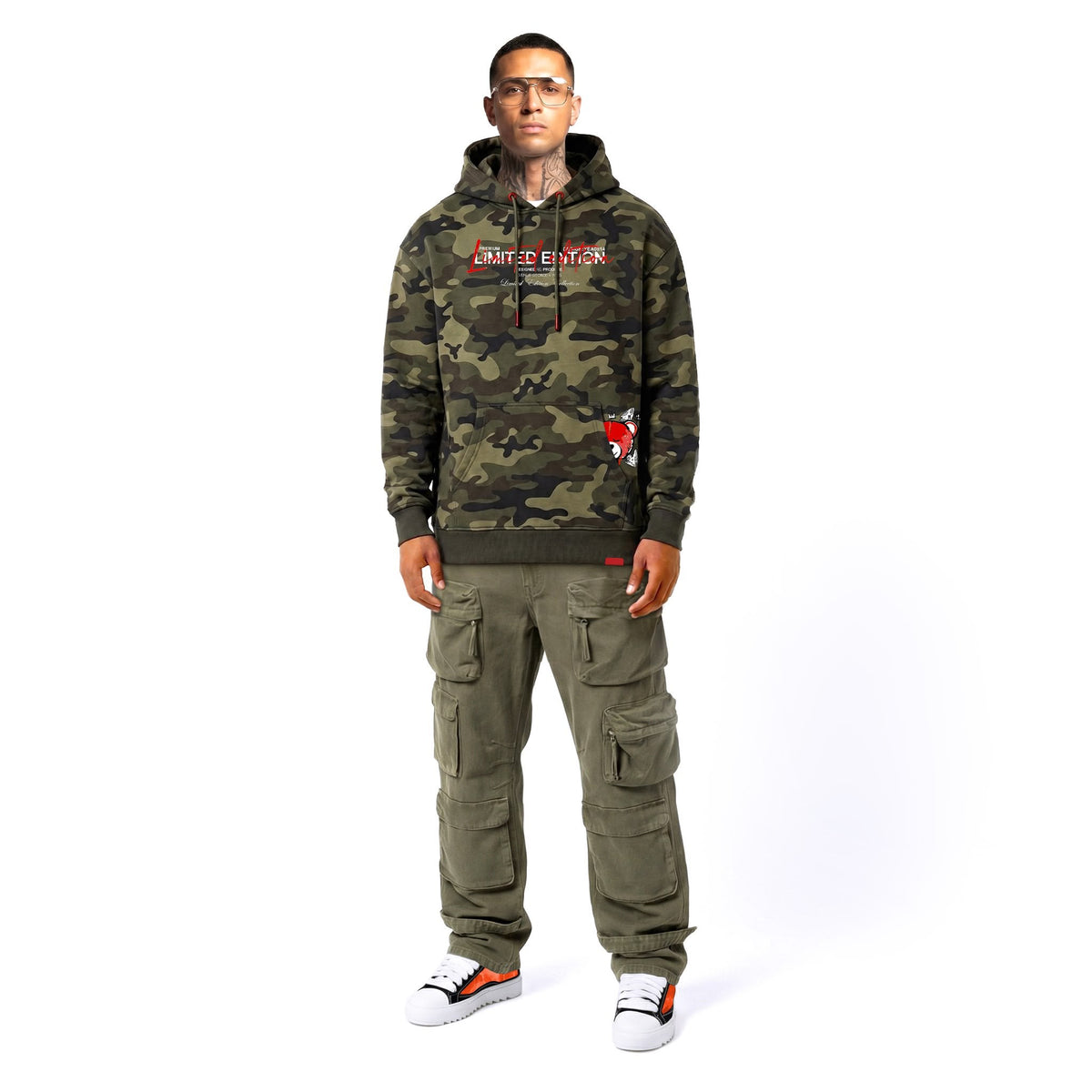 Hoodie Camo Limited Edition — Kaki/Rouge, face, porté