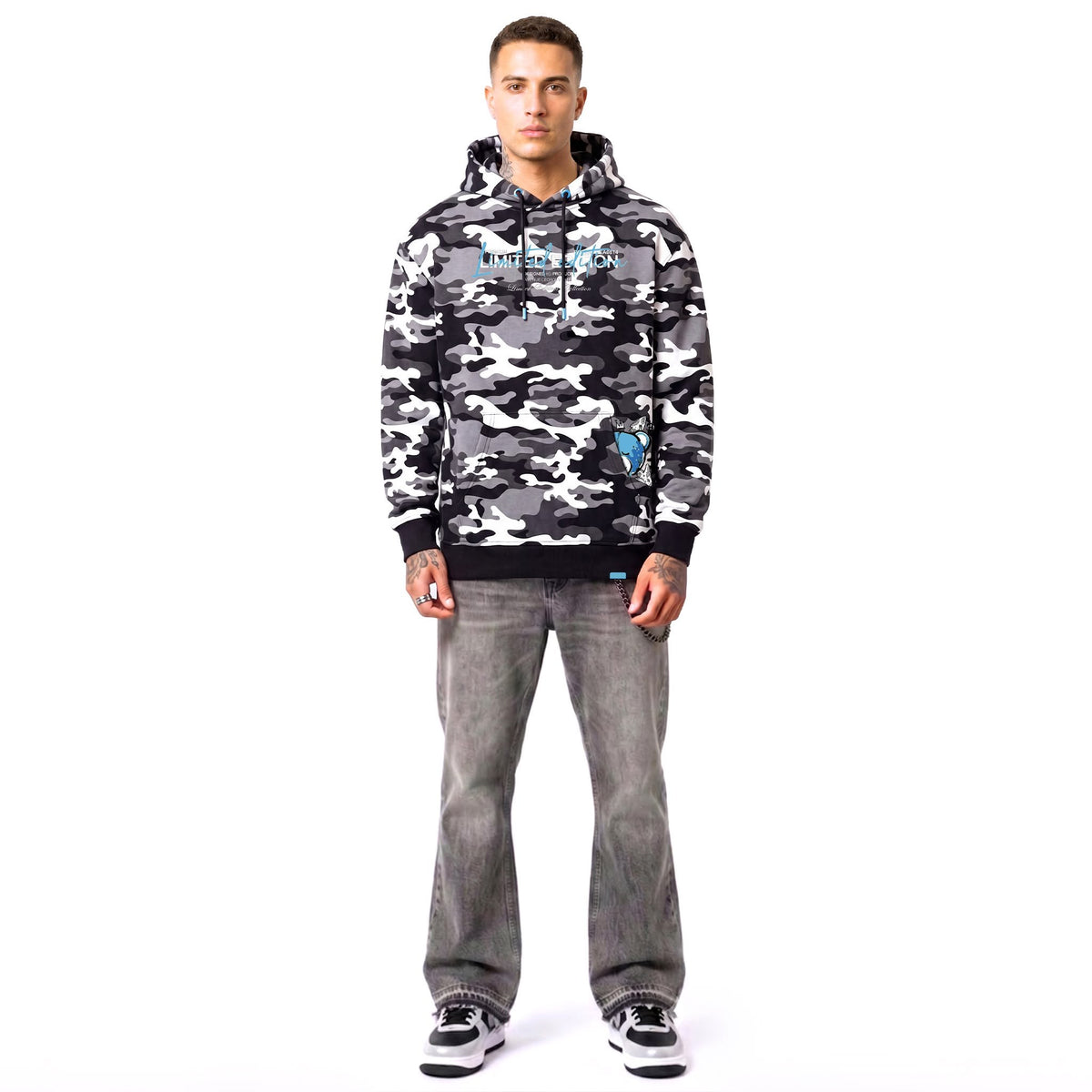 Hoodie Camo Limited Edition — Noir/Bleu, face, porté