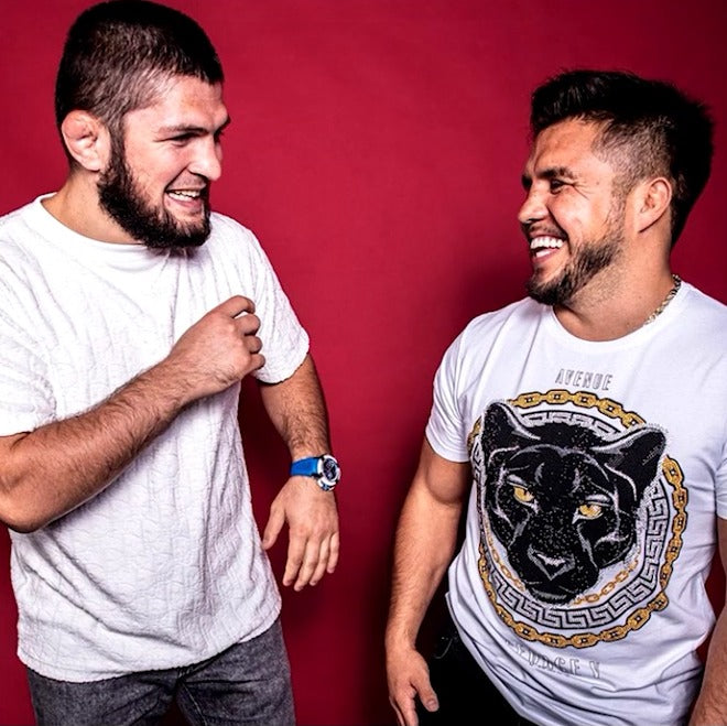 Henry Cejudo en t-shirt panthère Avenue George V, avec Khabib Nurmagomedov