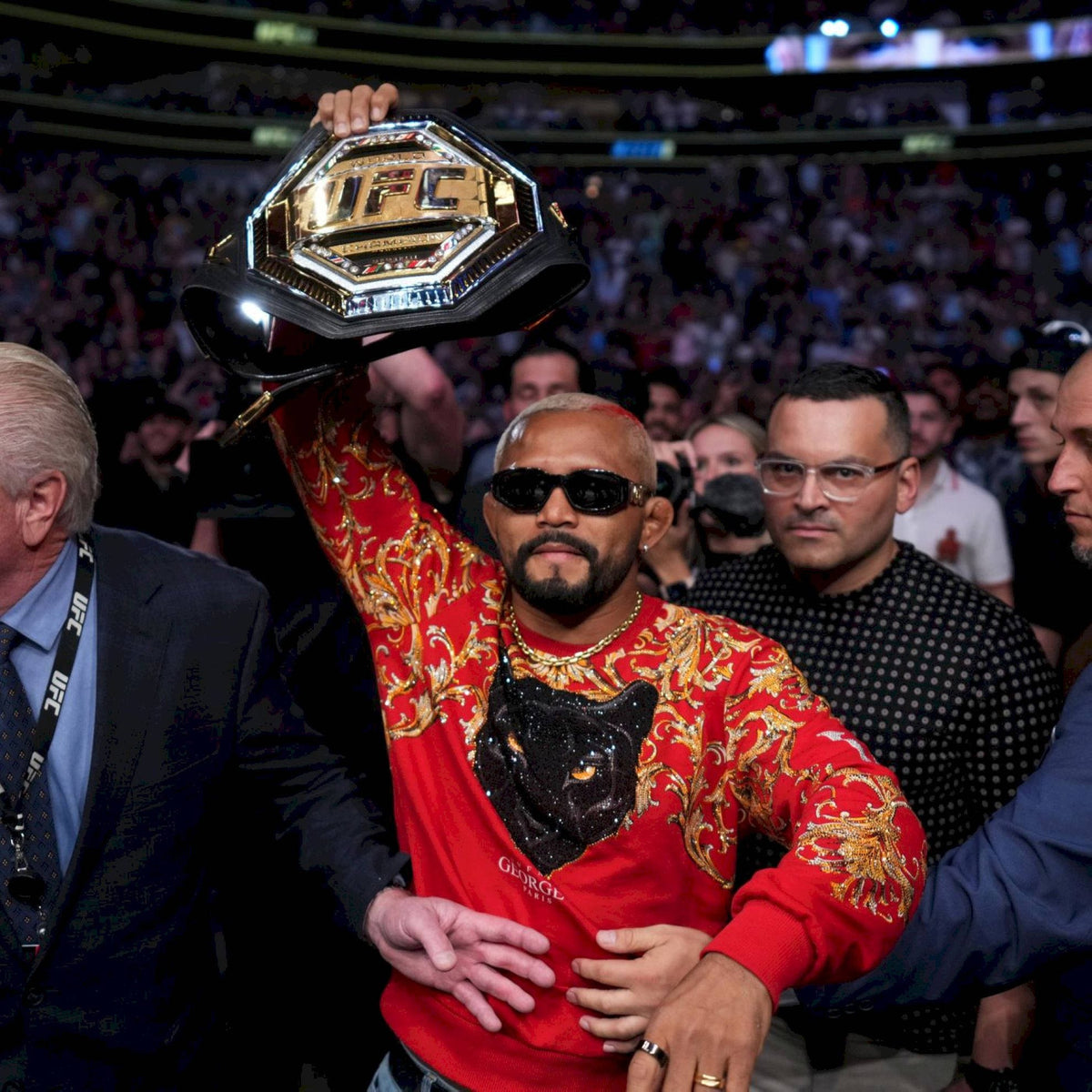 Deiveson Figueiredo, champion du monde UFC, en sweat Avenue George V