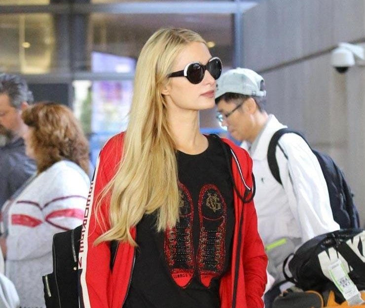 Paris Hilton en t-shirt Avenue George V