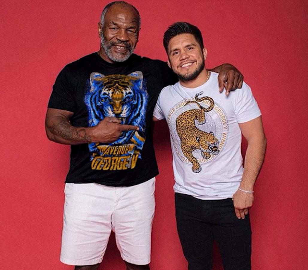Mike Tyson et Henry Cejudo en t-shirts Avenue George V